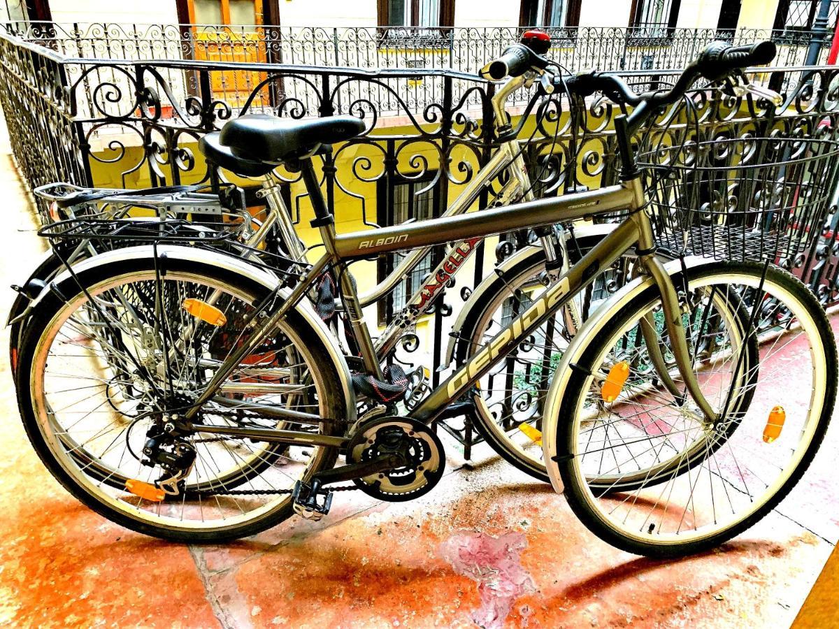 Free Garage Parking, Ac And Bikes In The Downtown Apartment Budapest Luaran gambar